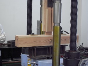 梁材に取り付けられた柱材の引っ張り試験
